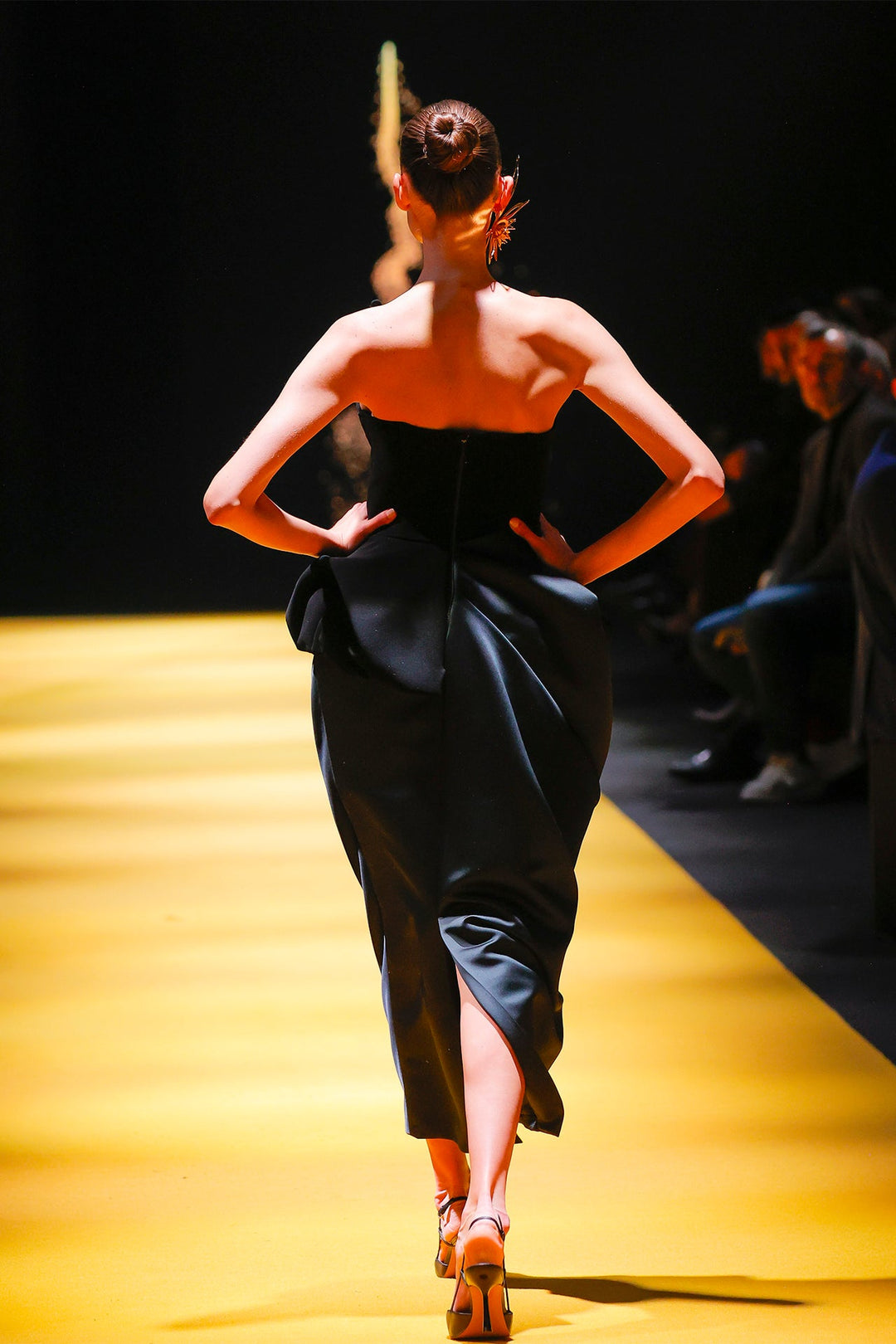 Strapless Draped Puffy Midi Dress M.R DESIGN Strapless Draped Puffy Midi Dress M.R DESIGN