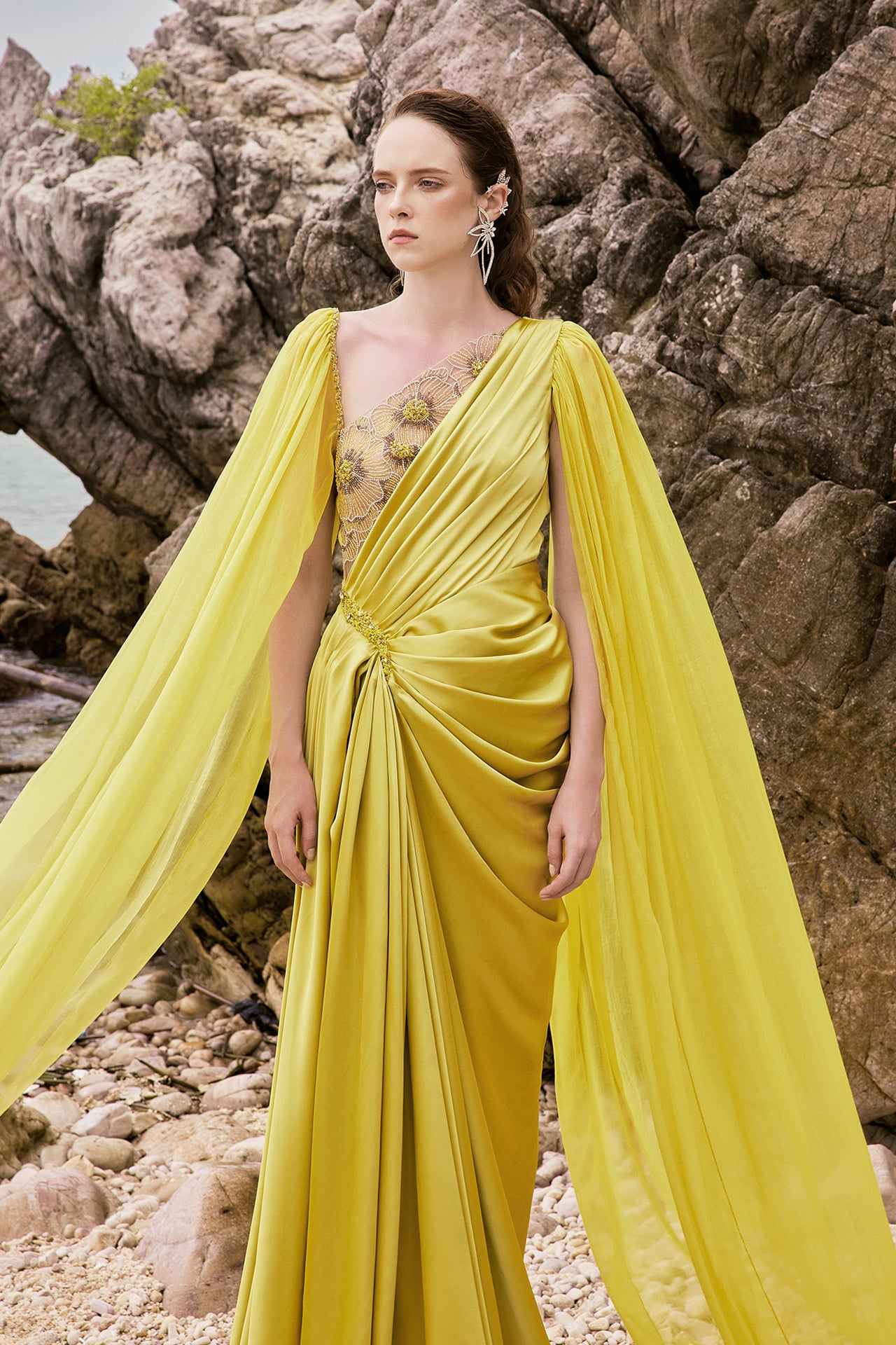 Plated satin dress with cape bell sleeves – M.R DESIGN