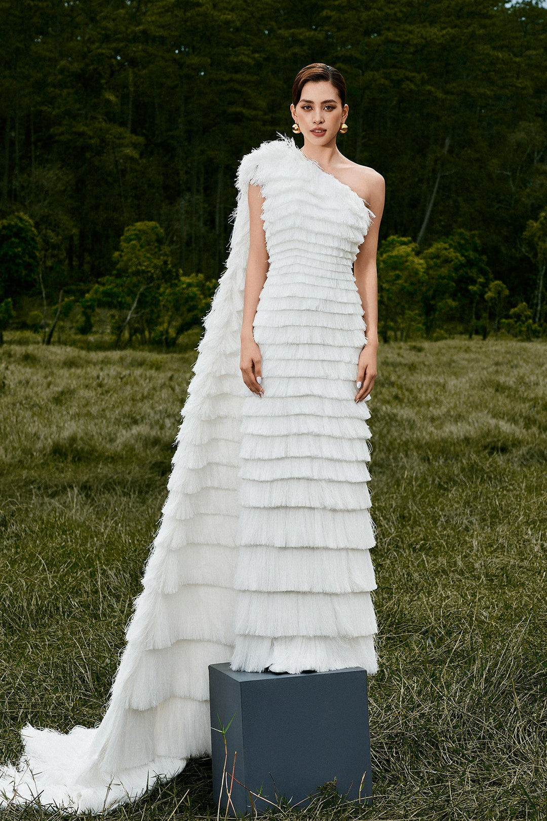 One-Shoulder Layered Dress with Tiered Train White / FR 52 One-Shoulder Layered Dress with Tiered Train White / FR 52