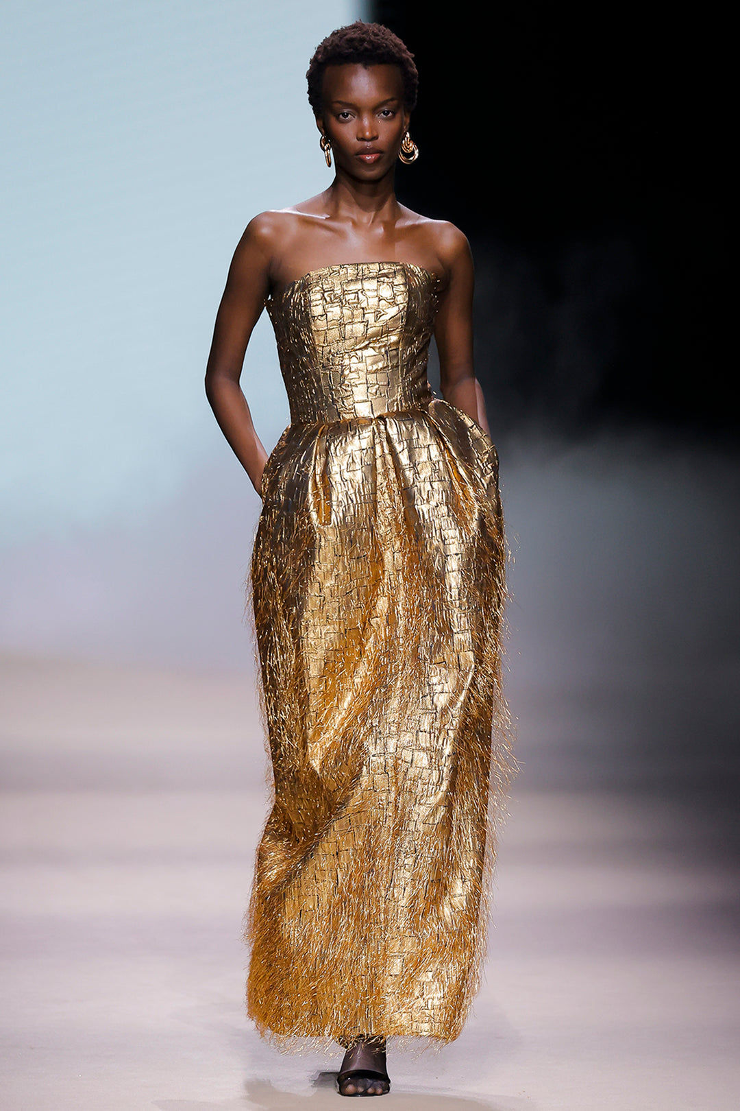 Strapless A-Line Dress with An Architectural Silhouette Metallic Gold / FR 32