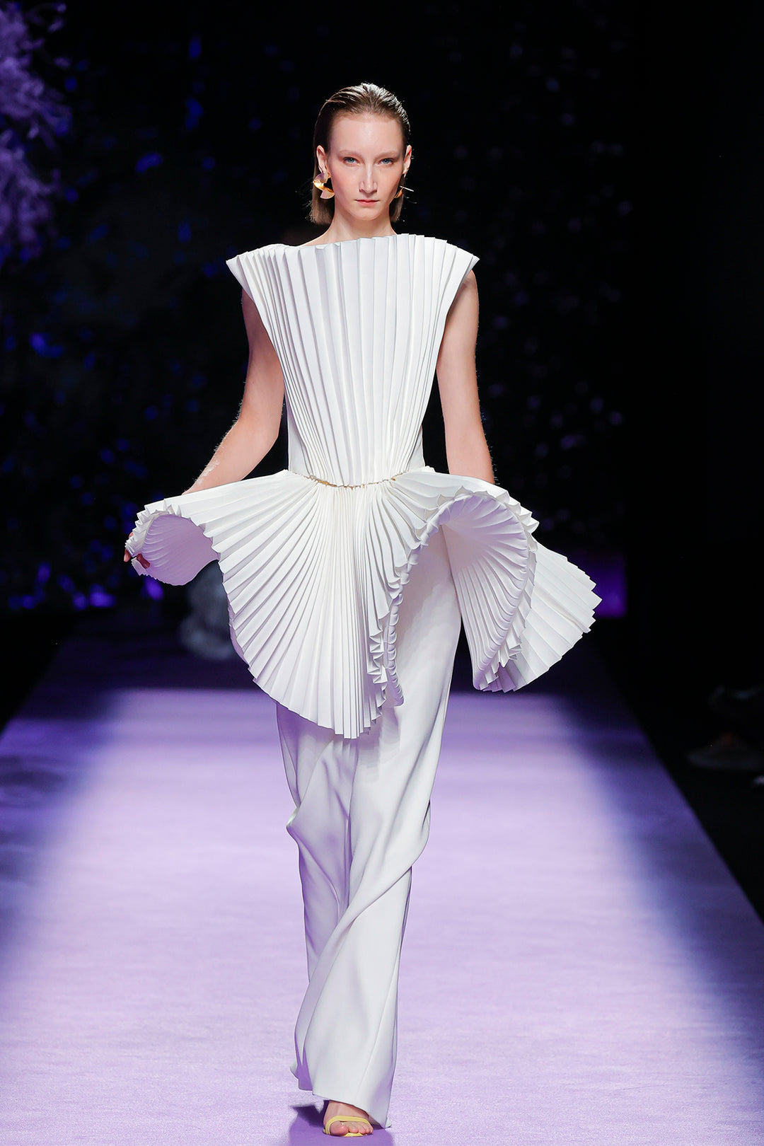 Pleated bodice sleeveless gown with ruffles Off-White / US 4 Pleated bodice sleeveless gown with ruffles Off-White / US 4