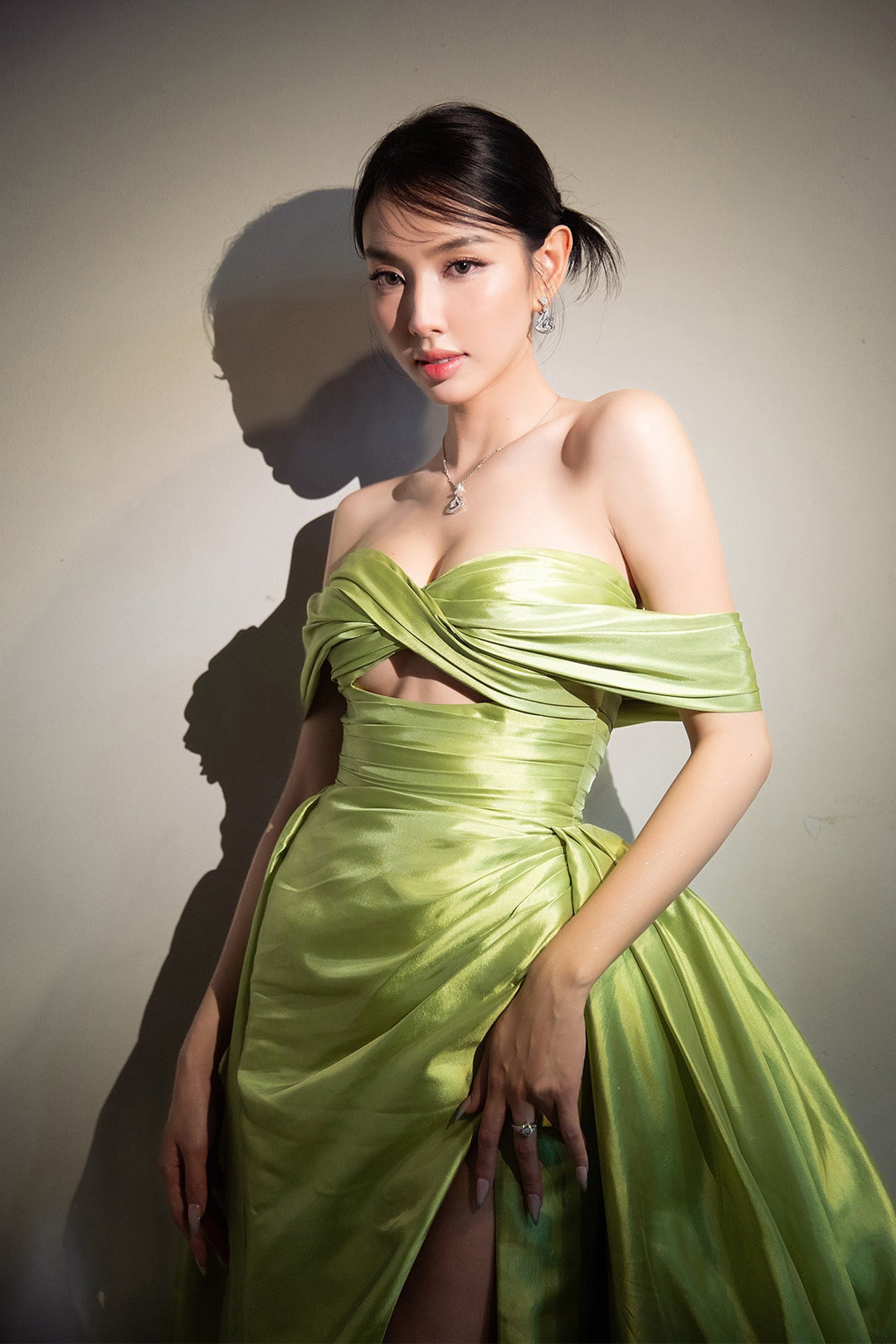Off-Shoulder Light Green Satin Dress Green / FR 34 Off-Shoulder Light Green Satin Dress Green / FR 34