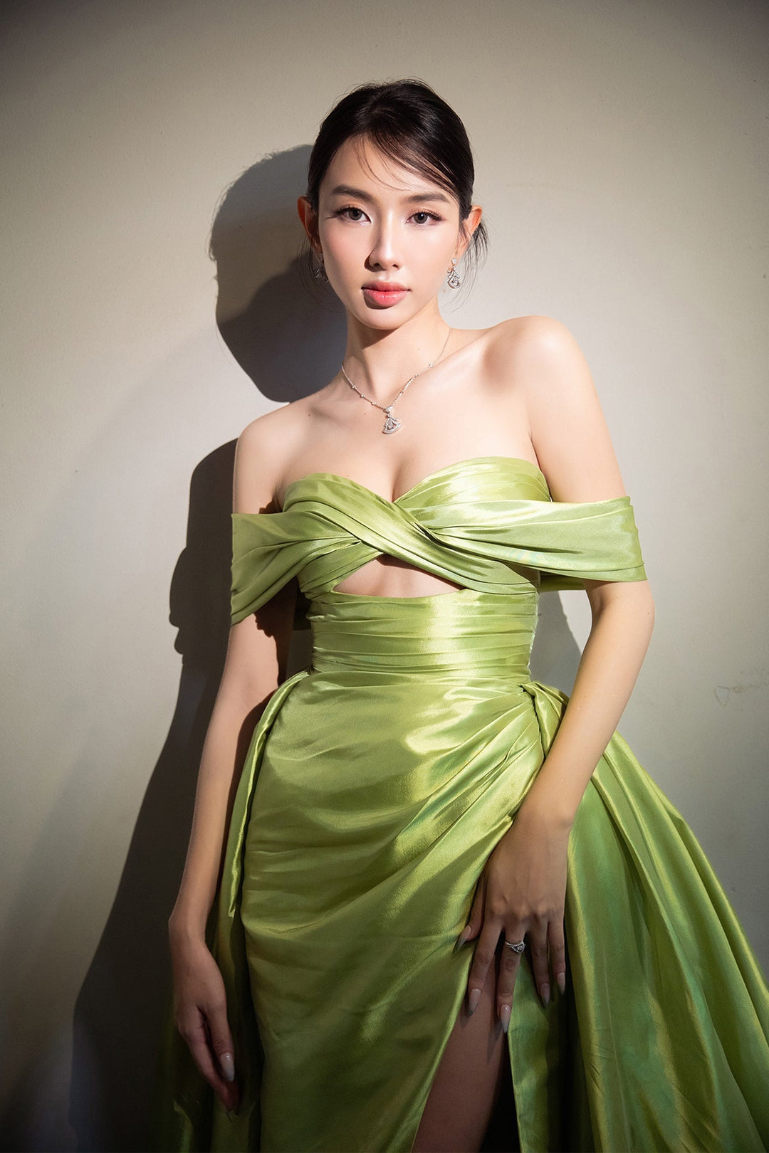 Off-Shoulder Light Green Satin Dress Green / FR 44 Off-Shoulder Light Green Satin Dress Green / FR 44