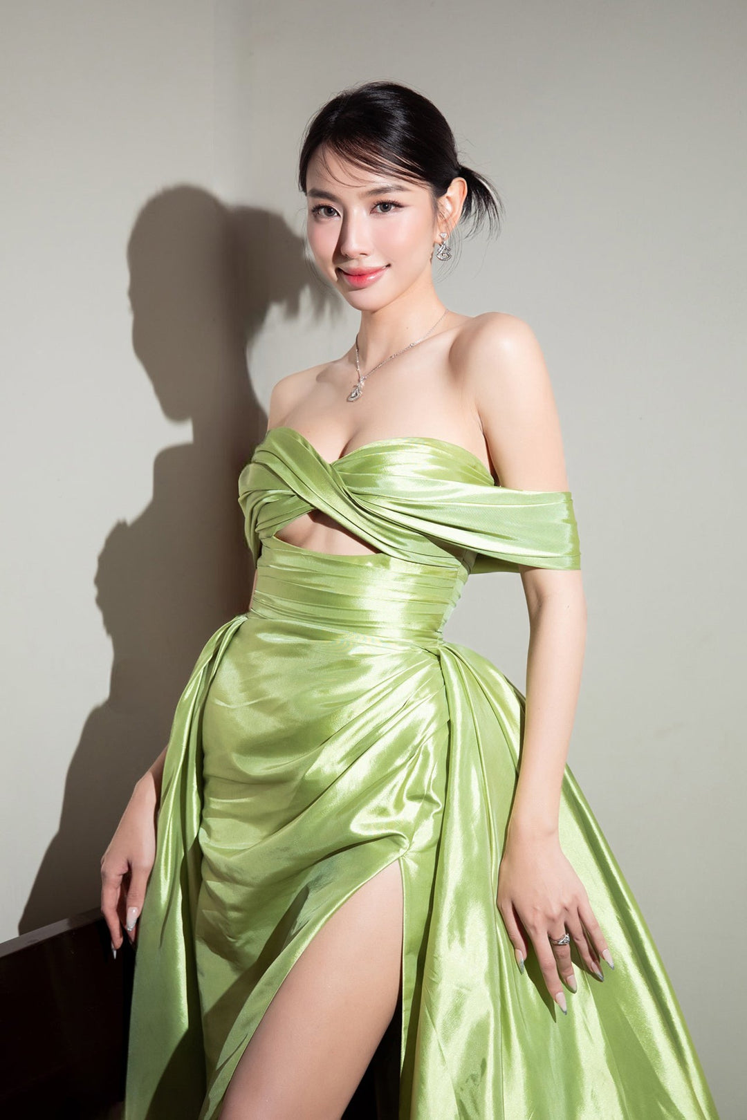 Off-Shoulder Light Green Satin Dress Green / FR 54 Off-Shoulder Light Green Satin Dress Green / FR 54