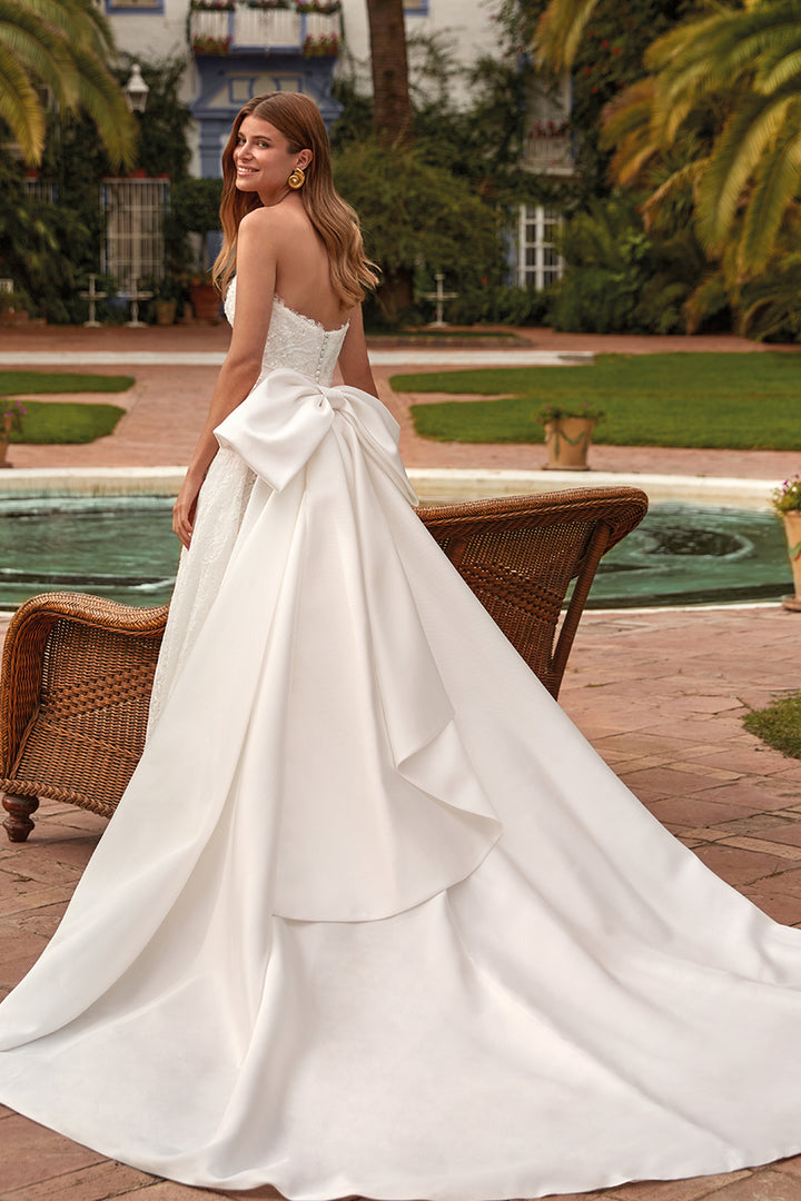 Princess Line with Lace and Bowie Detachable Train