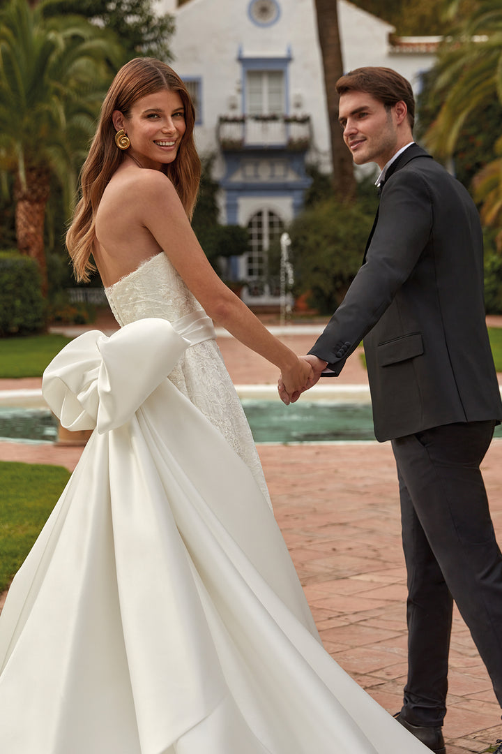 Princess Line with Lace and Bowie Detachable Train