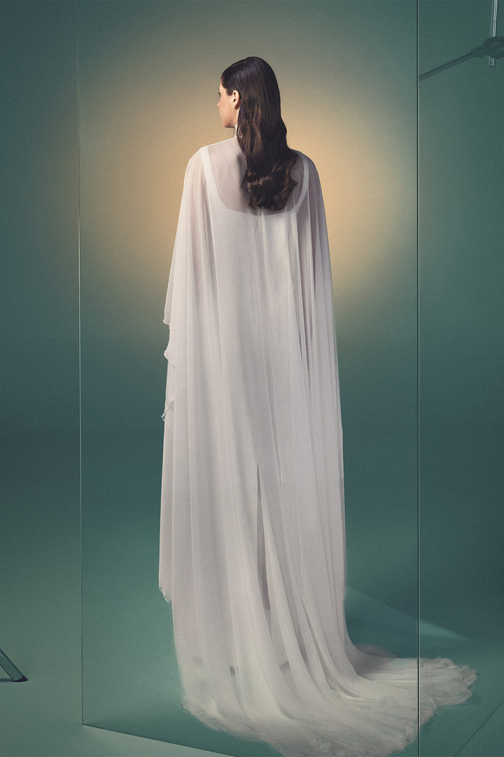 Sleeveless Dress with a Seamless Flow and Back Train