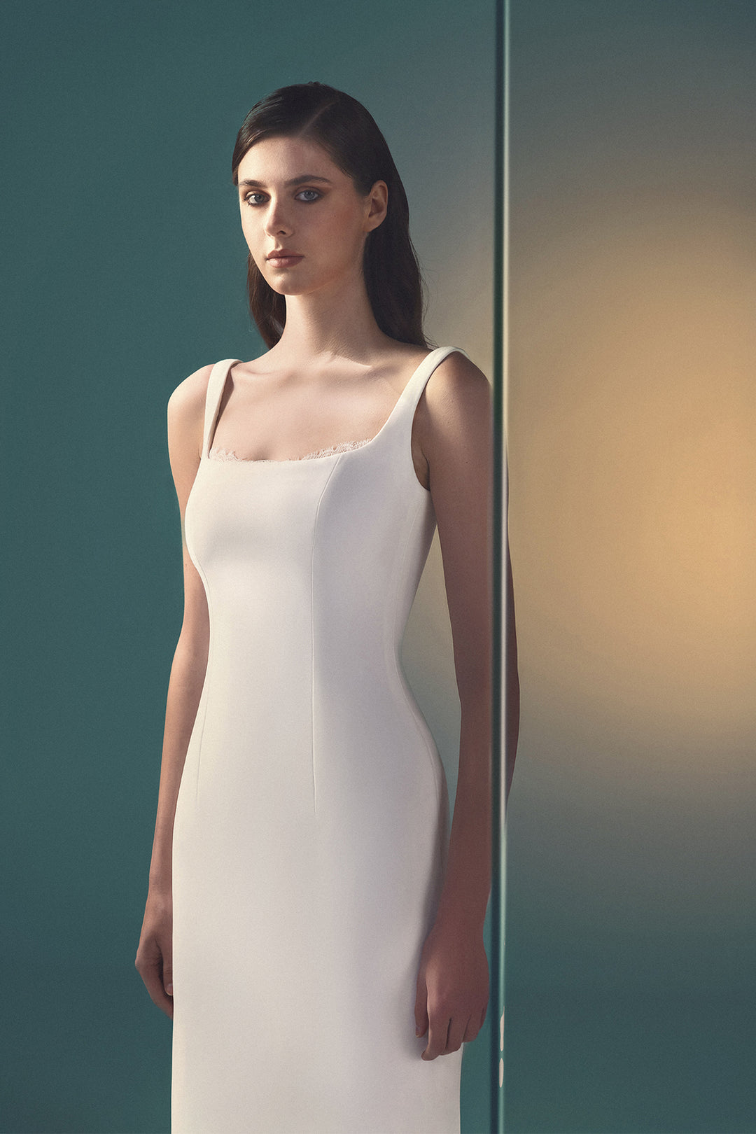 Sleeveless Dress with a Seamless Flow and Back Train