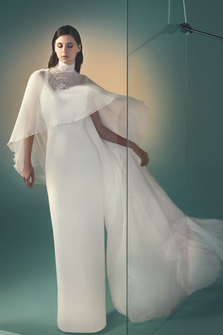 Sleeveless Dress with a Seamless Flow and Back Train