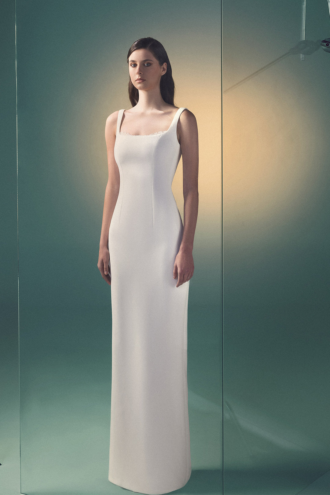 Sleeveless Dress with a Seamless Flow and Back Train