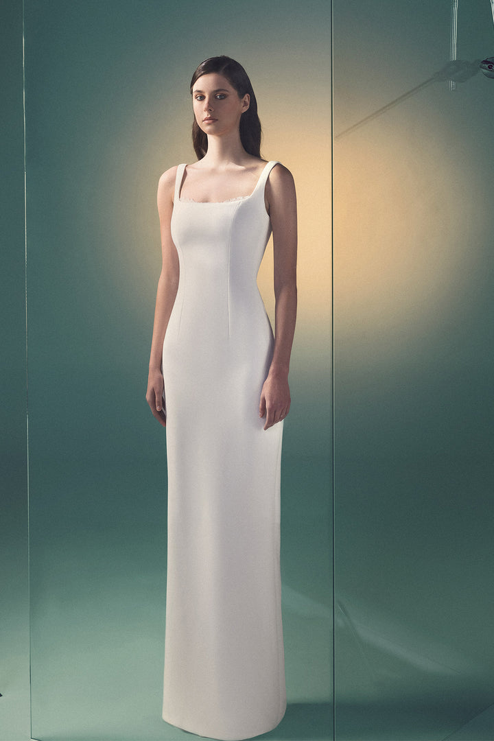 Sleeveless Dress with a Seamless Flow and Back Train