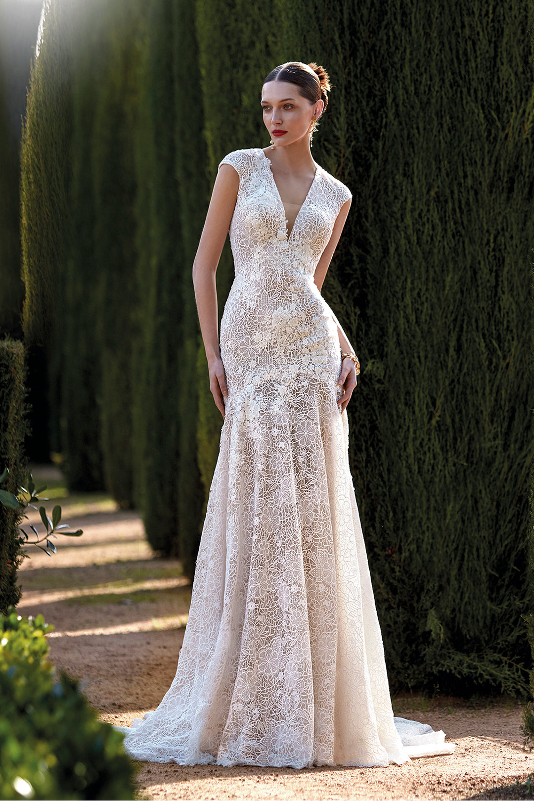 guipure lace wedding dress Striking Leaf-Like Guipure Wedding Dress with Open Back, Sheer Fabric Bow, and Artistic Design for a Tastefully Framed Bridal Look