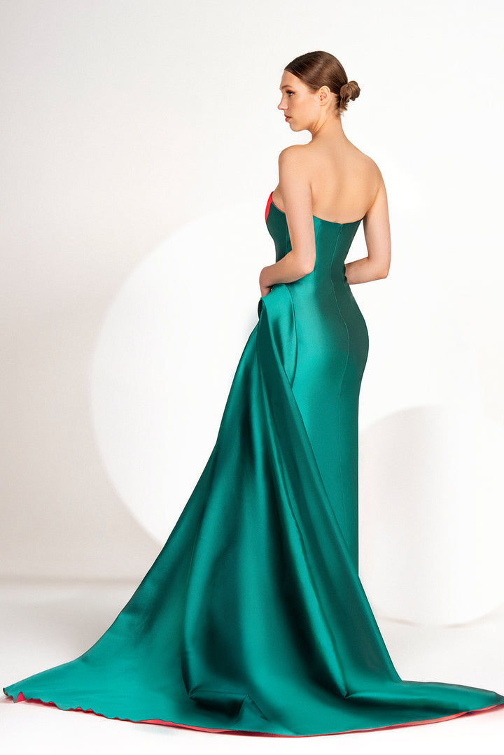 Strapless taffetas dress featuring a doublefaced fabric