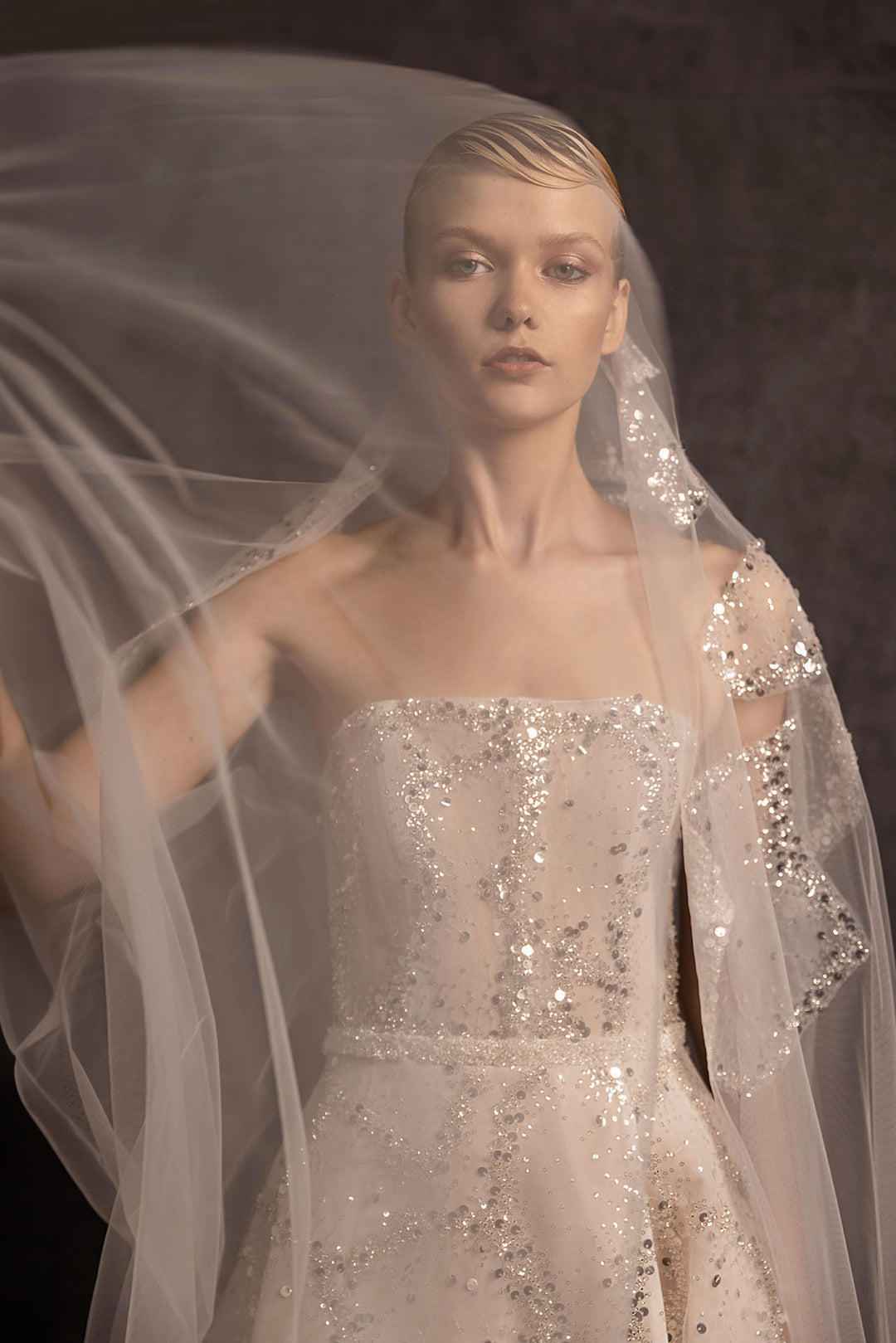 فستان زفاف بدون حمالات مزين بالترتر