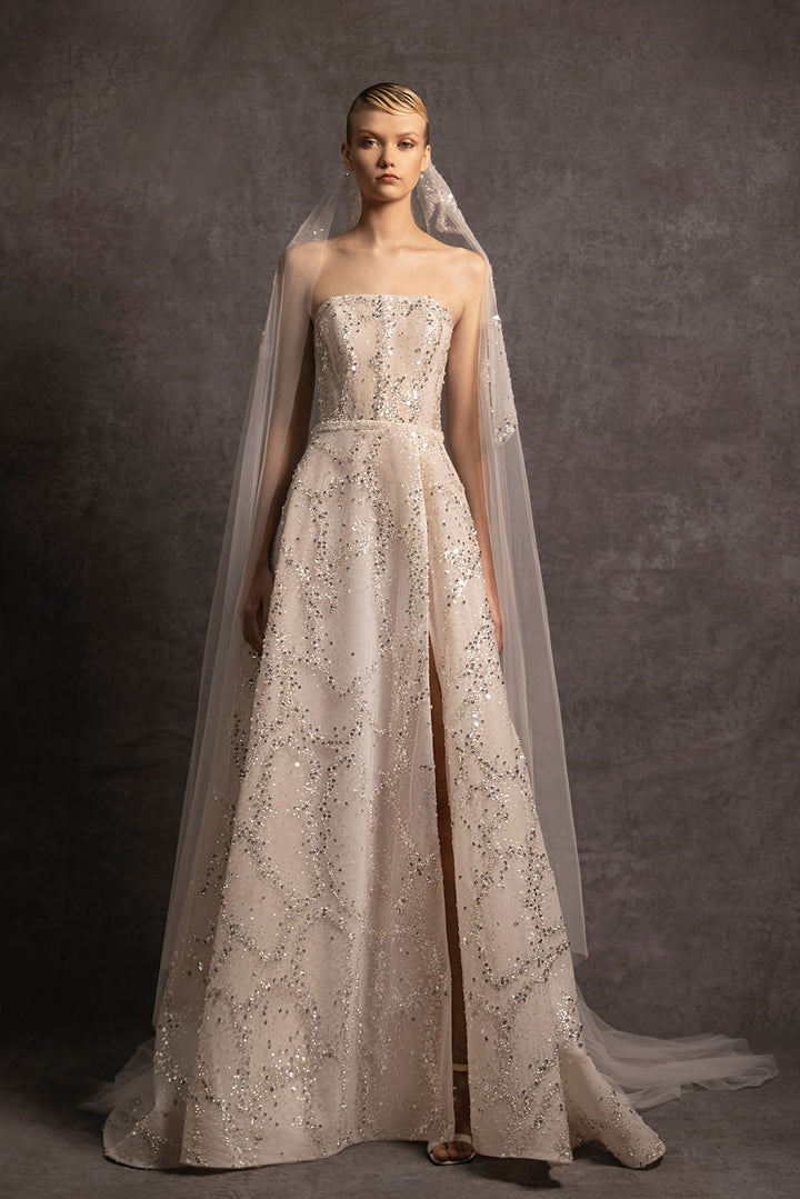 فستان زفاف بدون حمالات مزين بالترتر