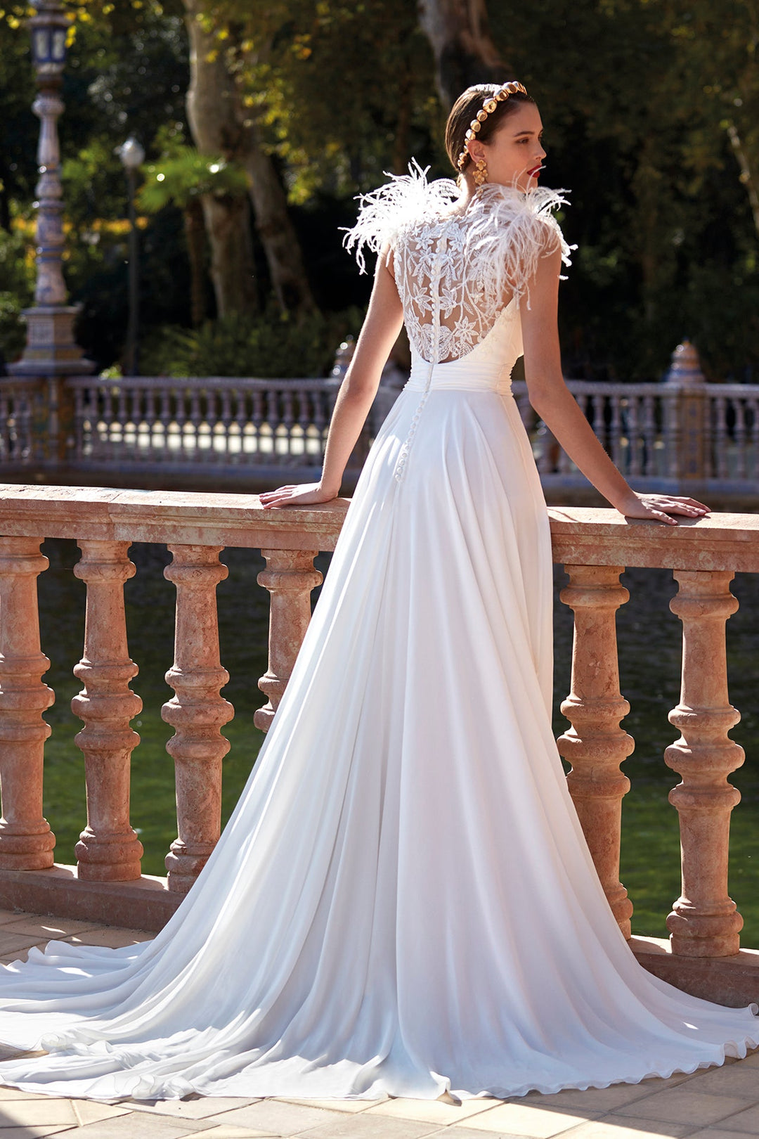 Off-White Sleeveless Long Wedding Dress