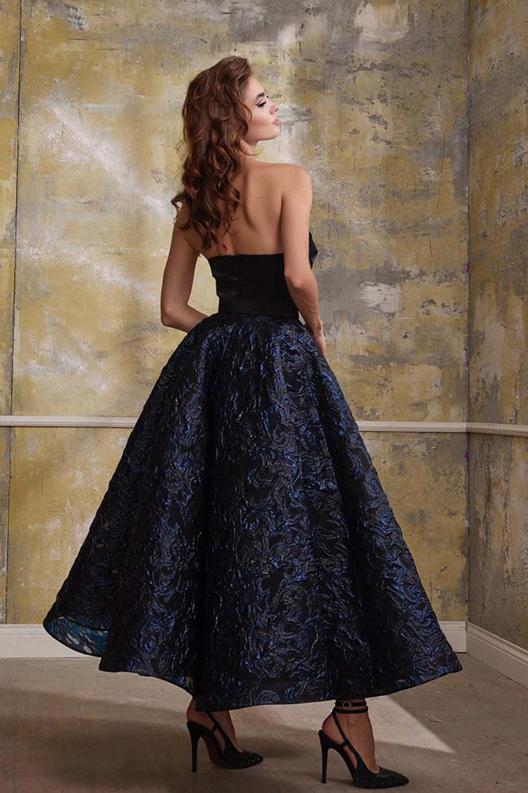 A-Lined Black Midi Strapless Puffed Sleeves