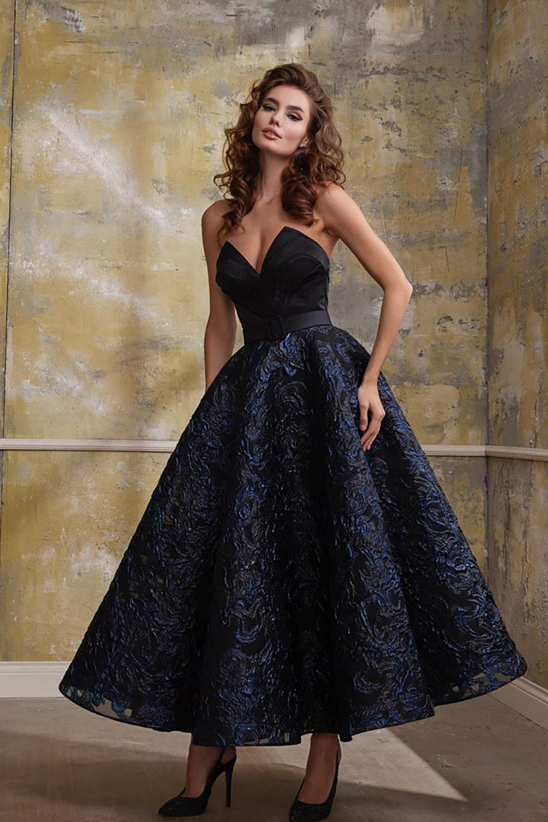 A-Lined Black Midi Strapless Puffed Sleeves