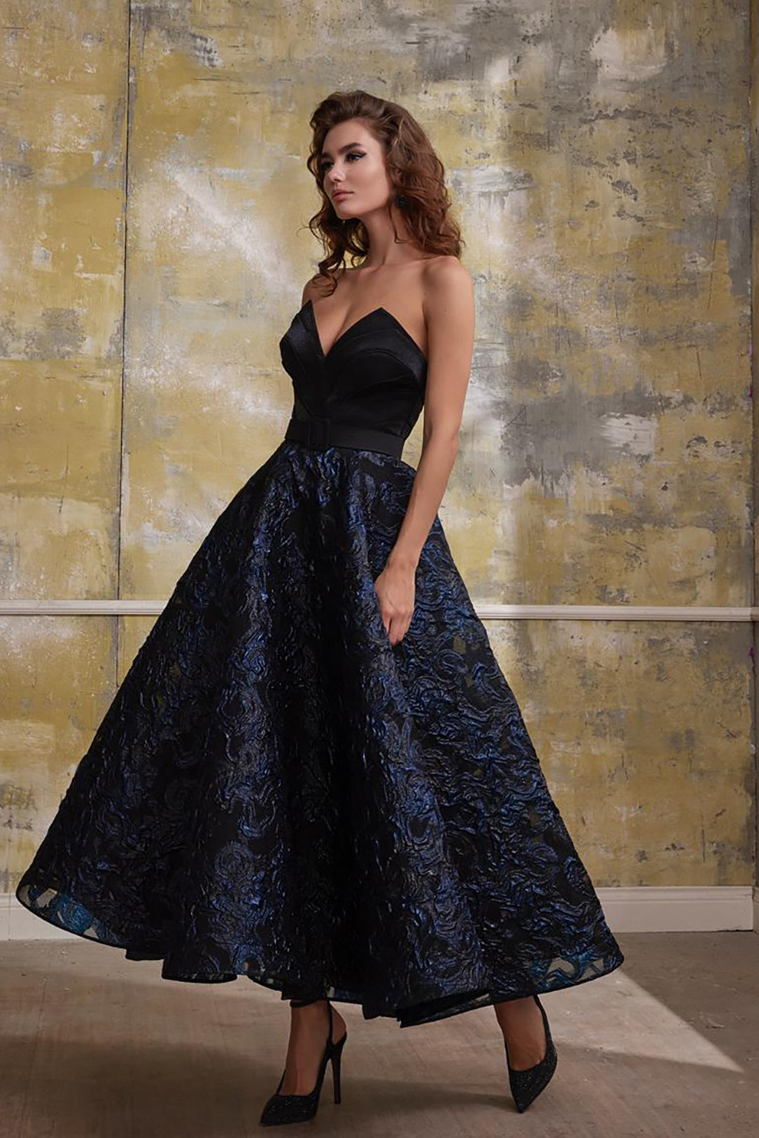 A-Lined Black Midi Strapless Puffed Sleeves