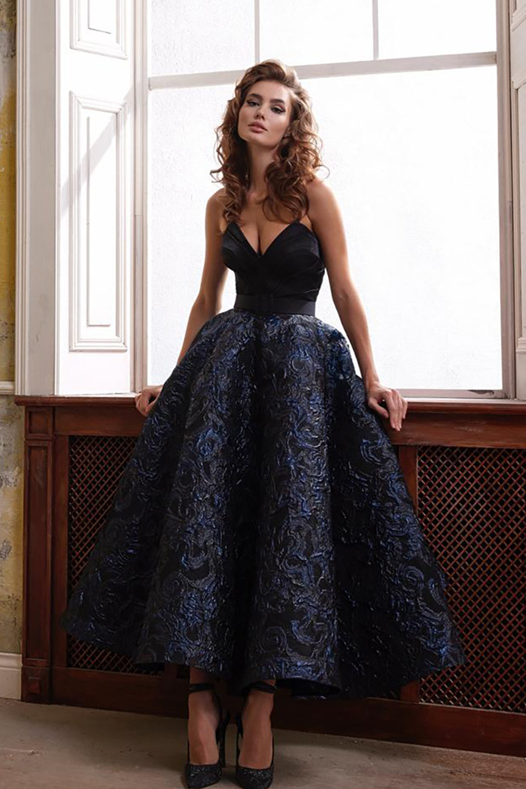 A-Lined Black Midi Strapless Puffed Sleeves