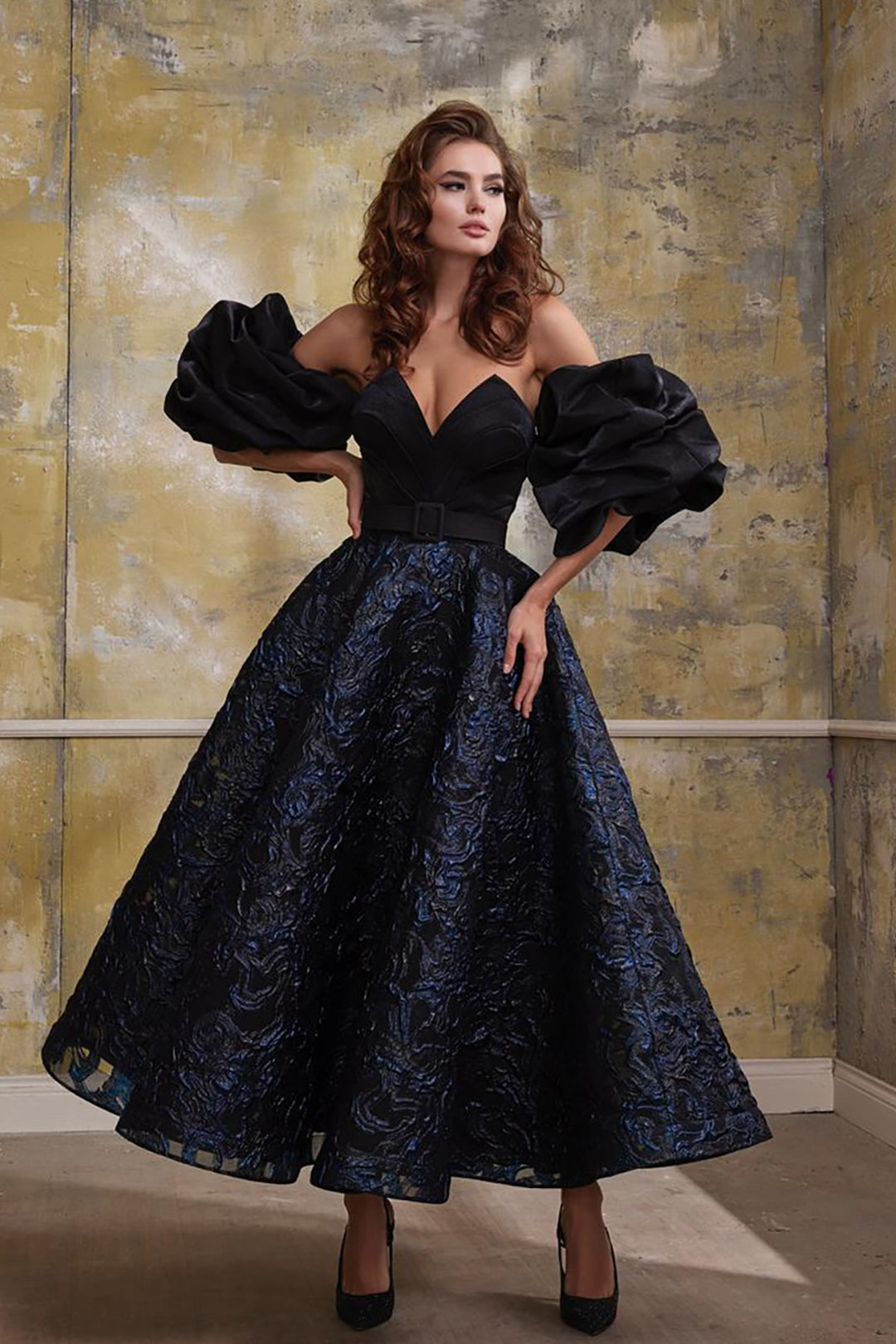 A-Lined Black Midi Strapless Puffed Sleeves