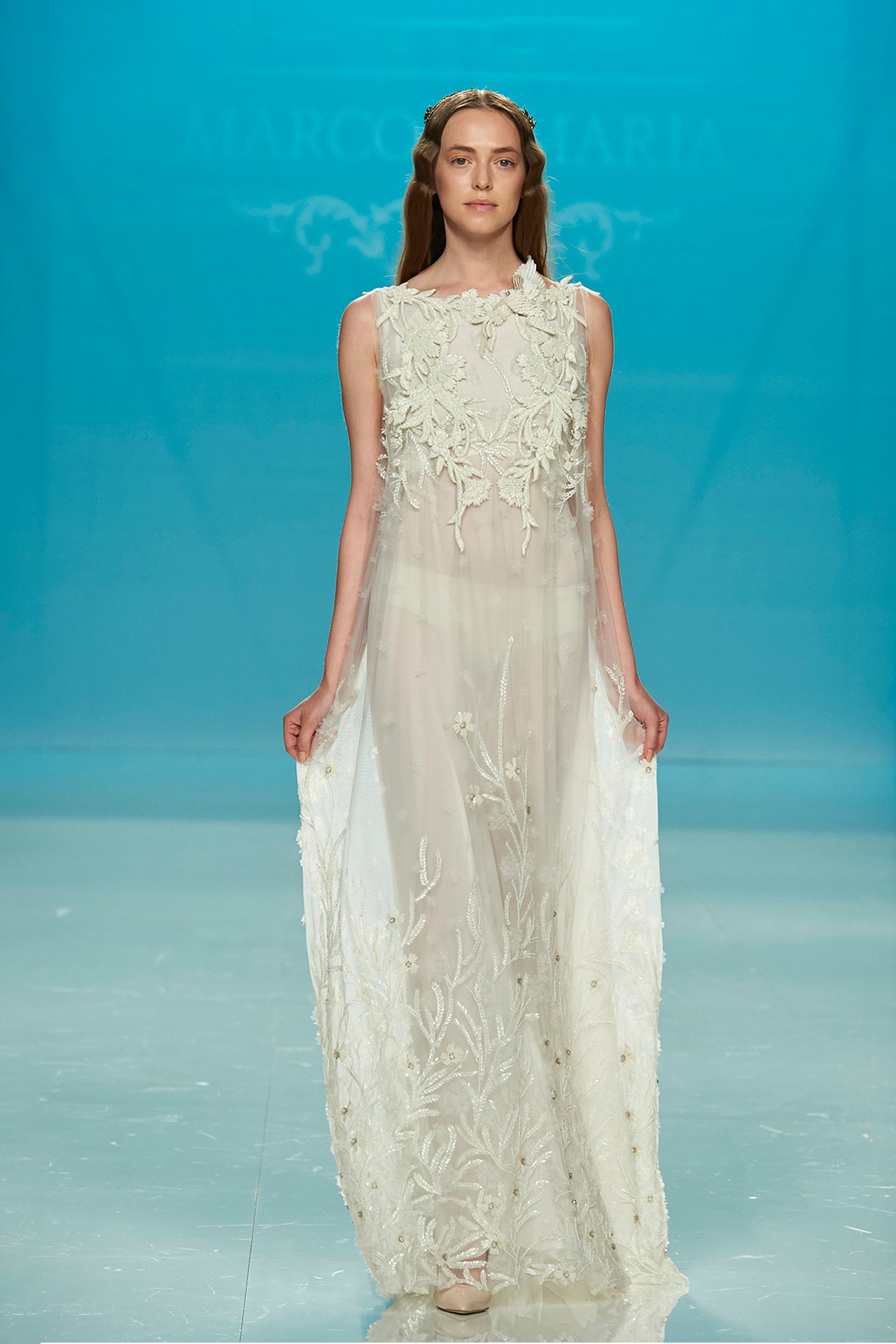 Sleeveless Loose Dress with Watteau Train – M.R DESIGN