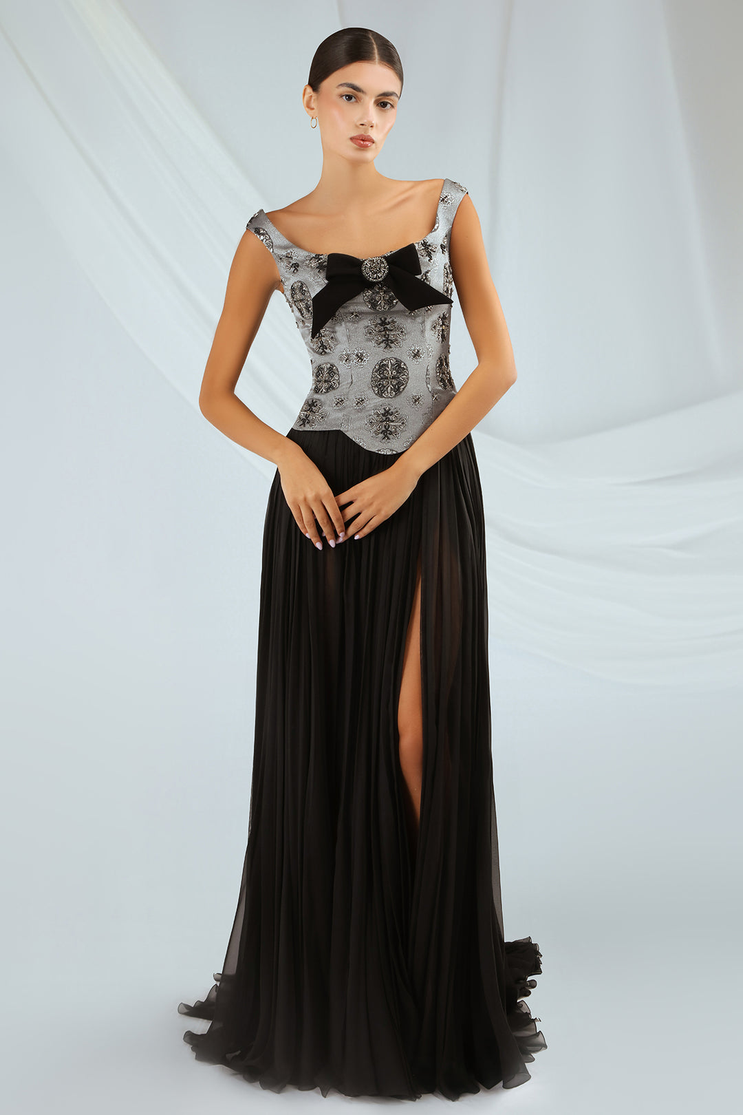 Black-White A-line Gown Black-White / FR 32 Black-White A-line Gown Black-White / FR 32