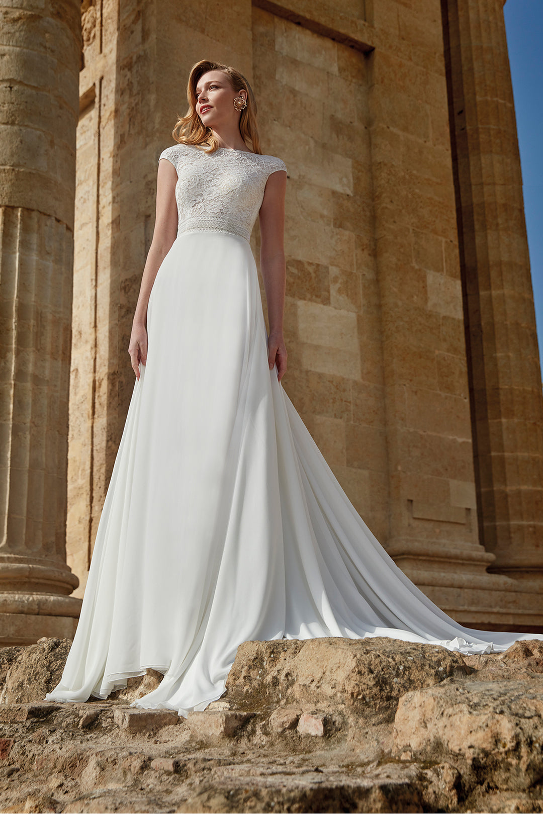 White Georgette and Lace Sleeveless Straight-Cut Wedding Dress White / FR 56 White Georgette and Lace Sleeveless Straight-Cut Wedding Dress White / FR 56
