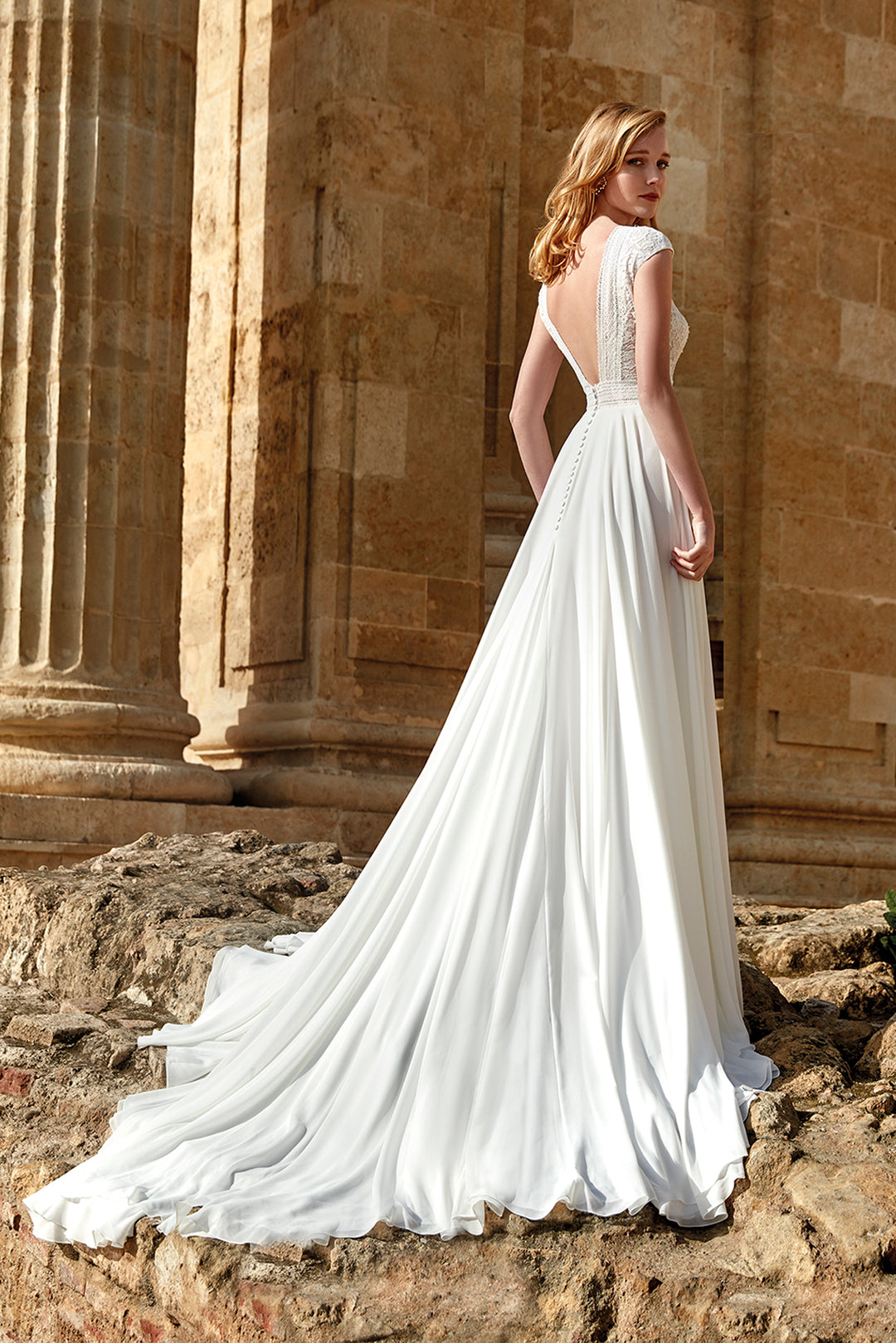 White Georgette and Lace Sleeveless Straight-Cut Wedding Dress White / FR 56 White Georgette and Lace Sleeveless Straight-Cut Wedding Dress White / FR 56
