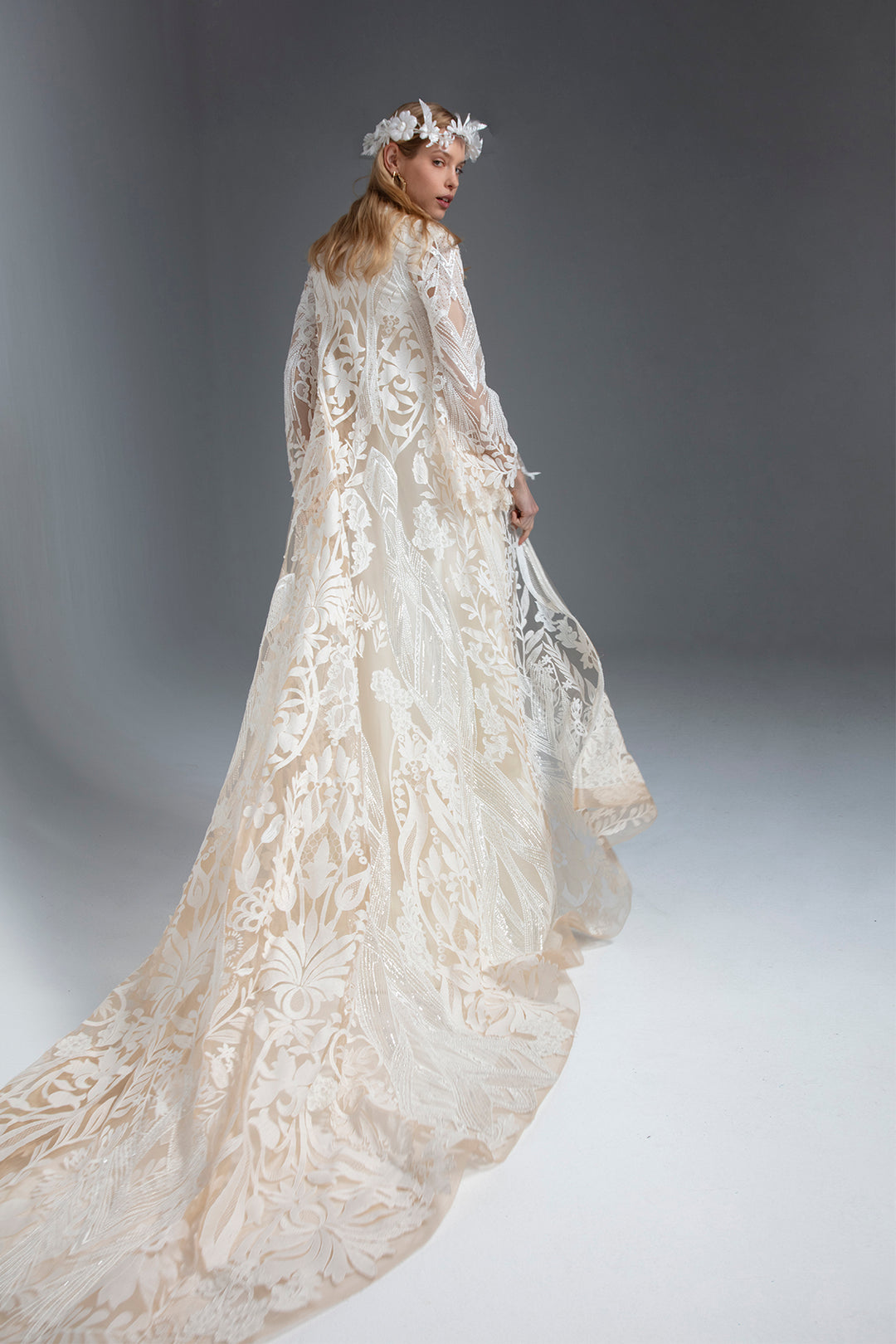 Straight Wedding Dress with V-Neckline and Lace Coat M.R DESIGN Straight Wedding Dress with V-Neckline and Lace Coat M.R DESIGN