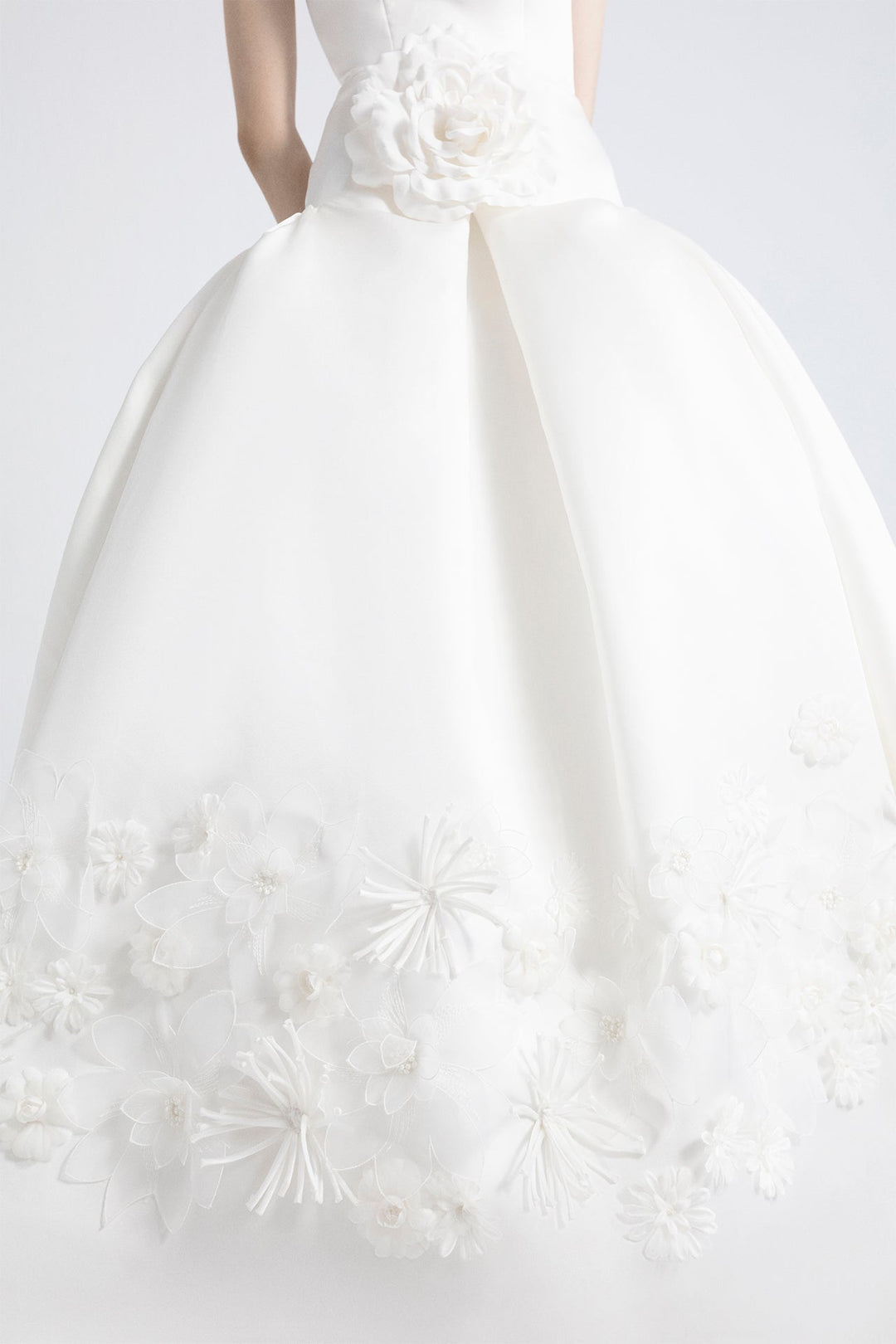 فستان زفاف الأميرة بدون حمالات مع الزهور